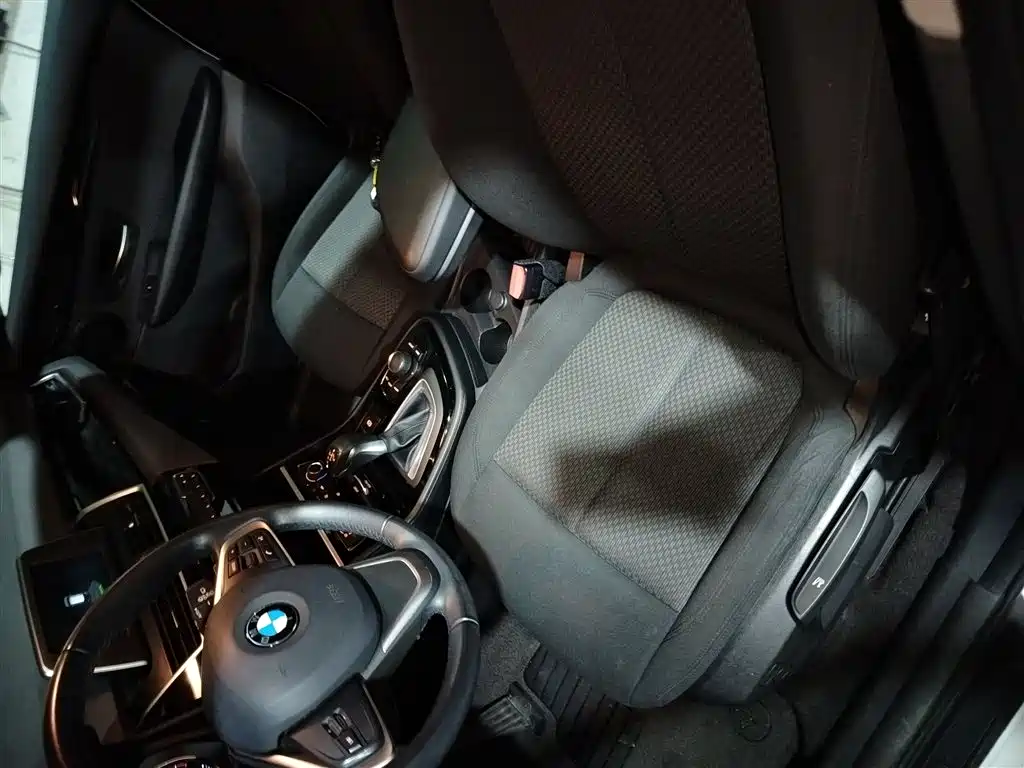 BMW 2 Series Touring 2018 218i Sport Line фото 12