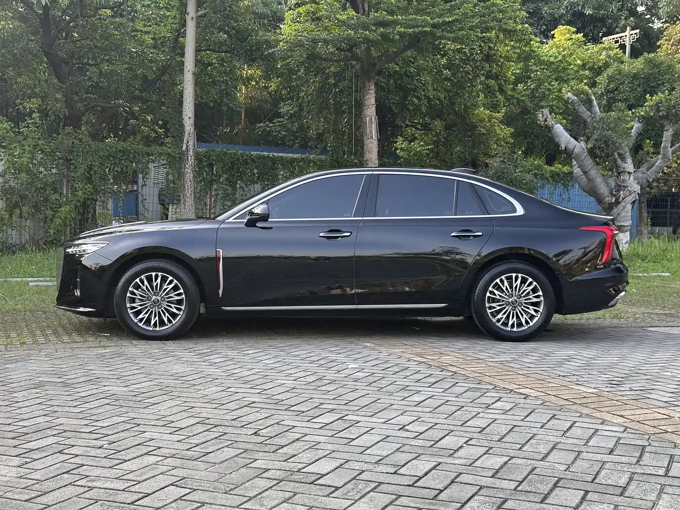 Hongqi H5 2025 1.5T DCT Flag Rhythm 500,000 Units Memorial Edition фото 5
