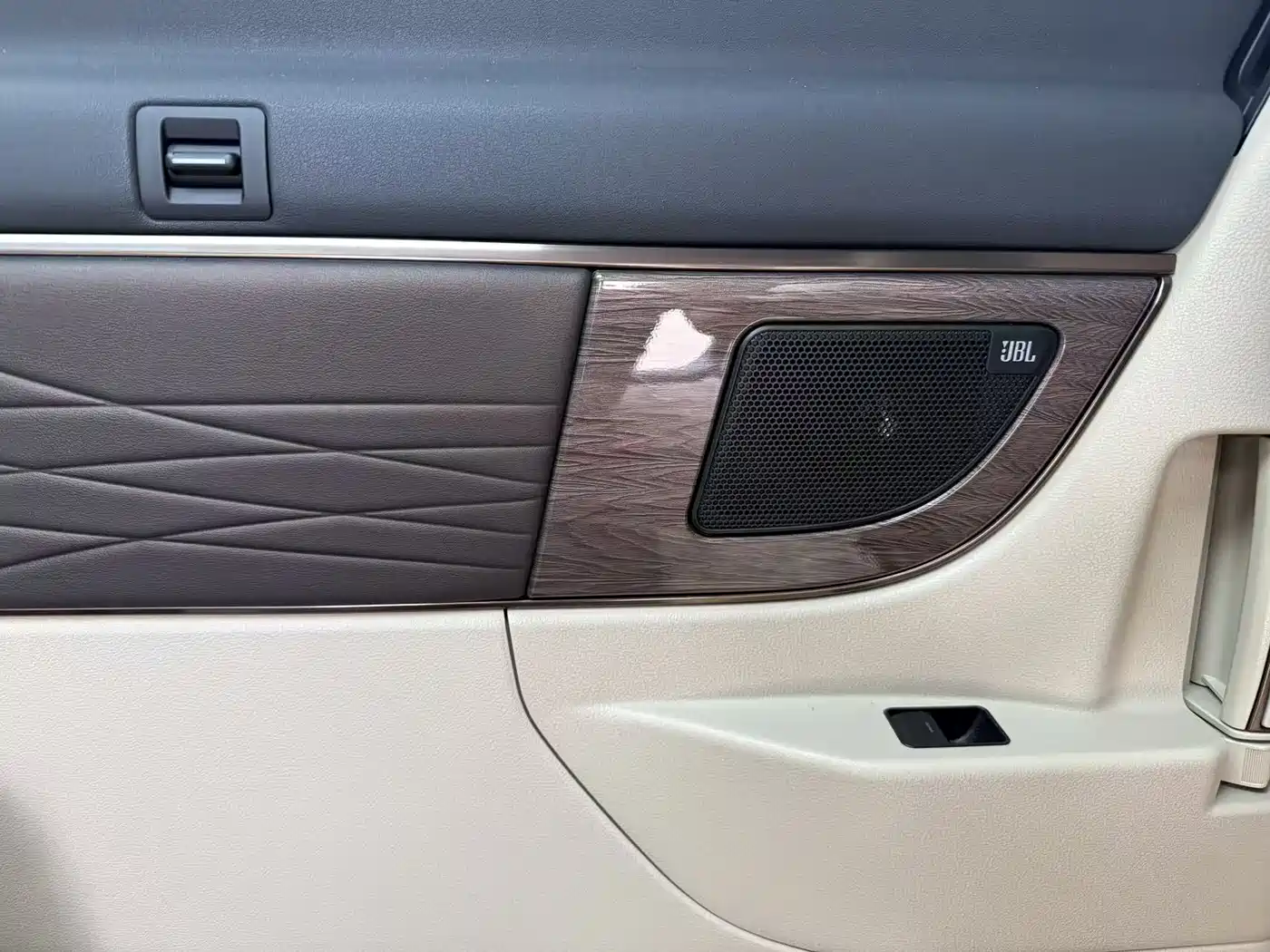 Toyota Vellfire 2024 Crown Hybrid 2.5L Executive Premium Edition фото 11