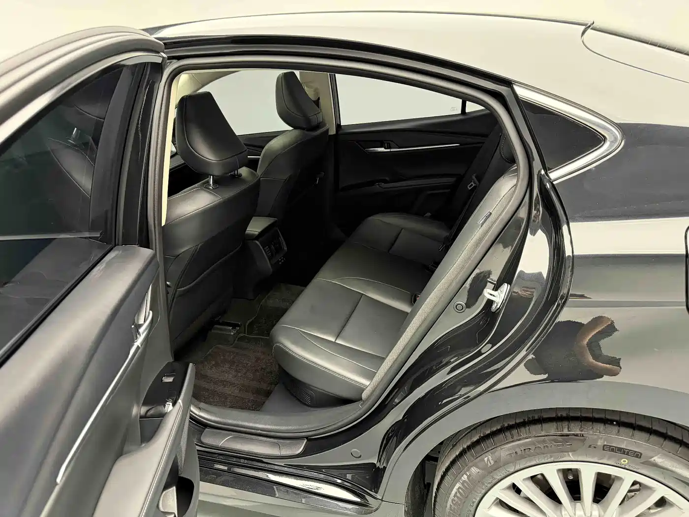 Toyota Camry 2026 Hybrid 2.0HE Elite Edition фото 12