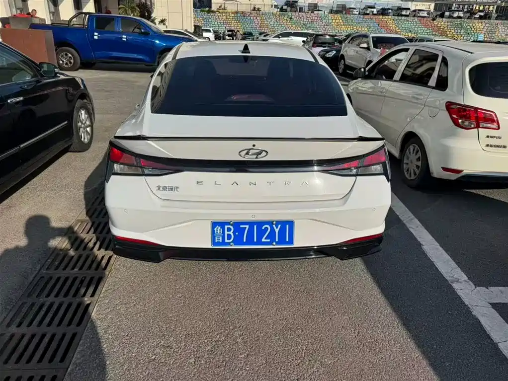 HYUNDAI ELANTRA