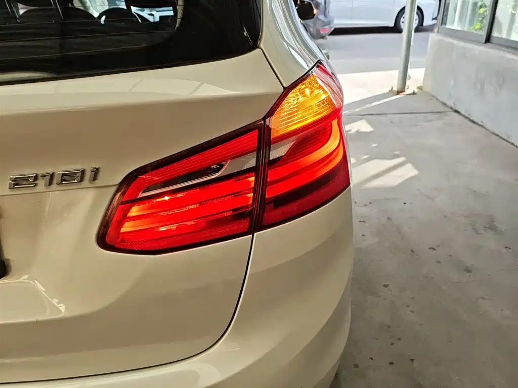 BMW 2 Series Touring 2018 218i Luxury Line фото 24