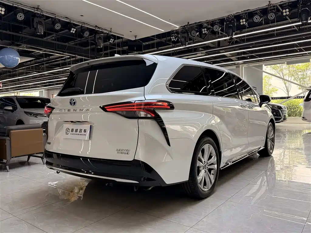 Toyota Sienna 2023 2.5L Hybrid Premium Edition фото 25