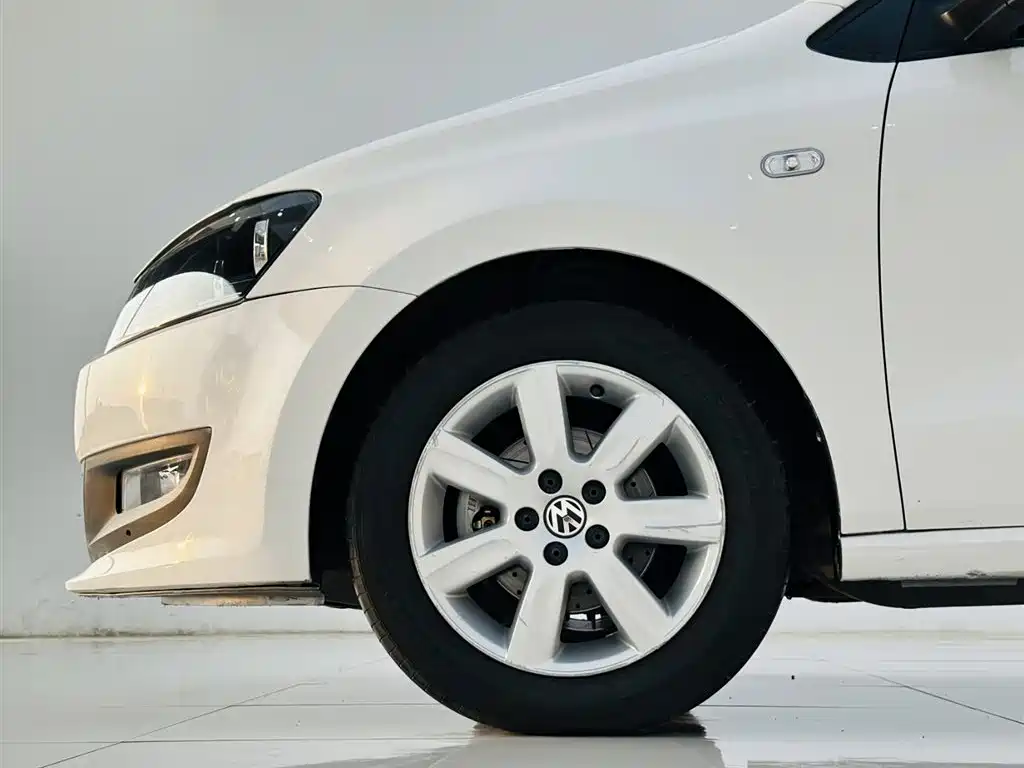 Volkswagen Polo 2013 1.6L Automatic Comfort Edition фото 9