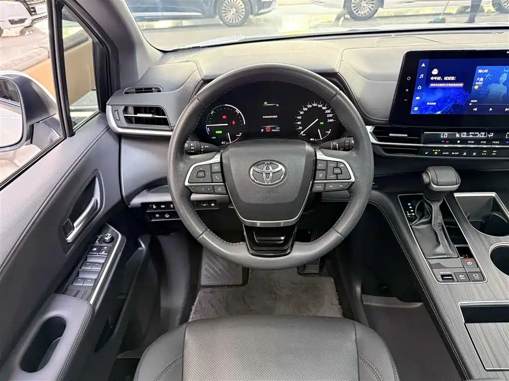 Toyota Sienna 2023 2.5L Hybrid Premium Edition фото 8