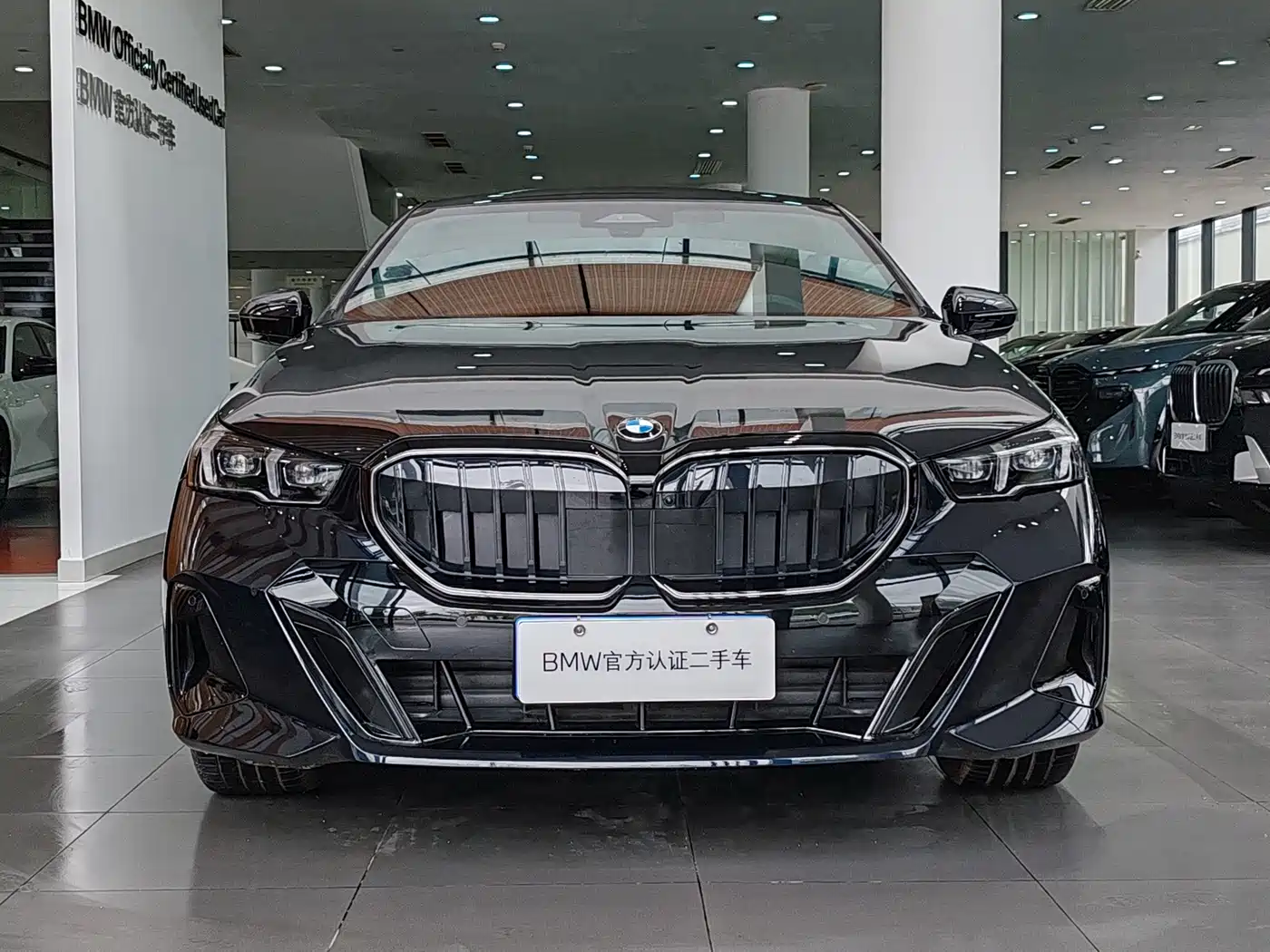 BMW 5 Series 2025 530Li Leading M Sport Package фото 2