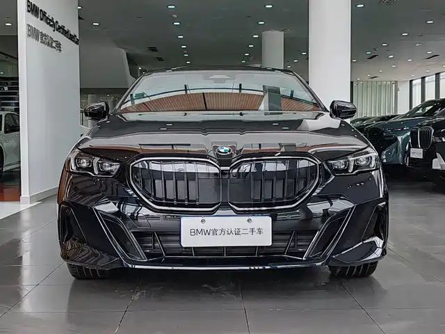 BMW 5 Series 2025 530Li Leading M Sport Package — фото 2