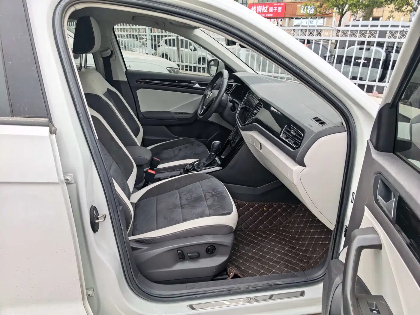 VOLKSWAGEN T ROC EXPLORING SONGS