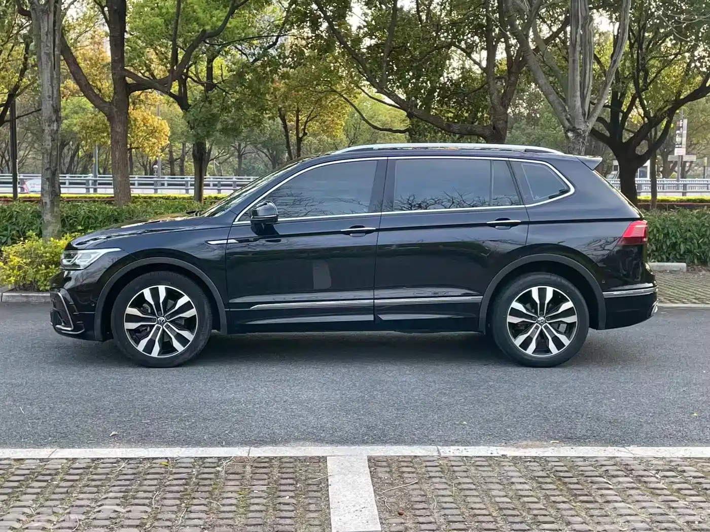 Volkswagen Tiguan L 2022 330TSI Automatic 2WD R-Line Flagship Edition фото 10