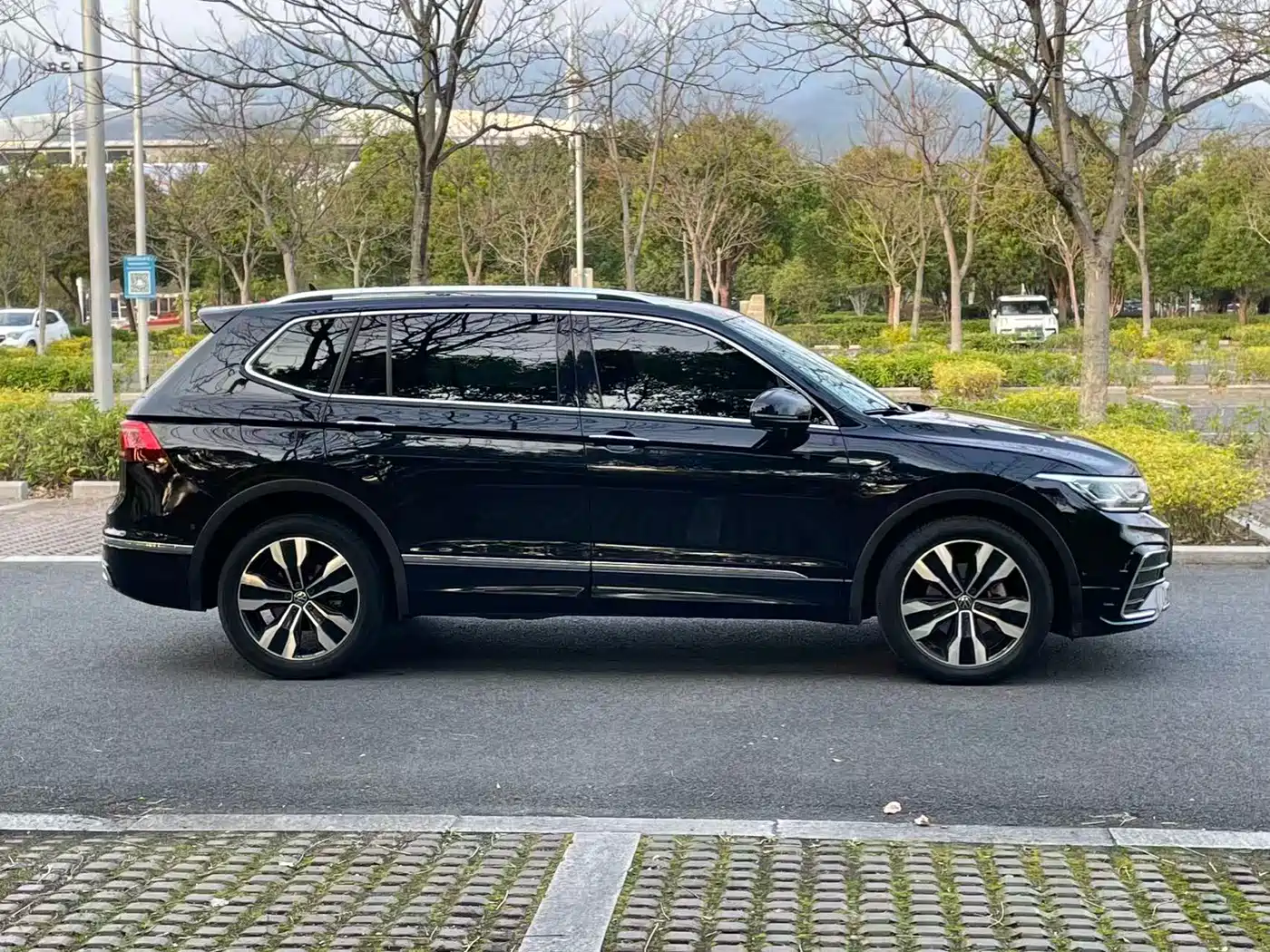 Volkswagen Tiguan L 2022 330TSI Automatic 2WD R-Line Flagship Edition фото 11