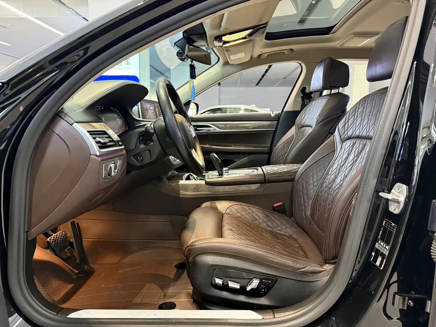 BMW 7 Series 2021 Model 740Li Leading Luxury Package фото 6
