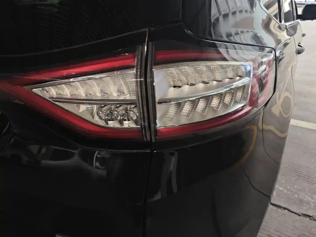 Фото 8 - Ford Edge