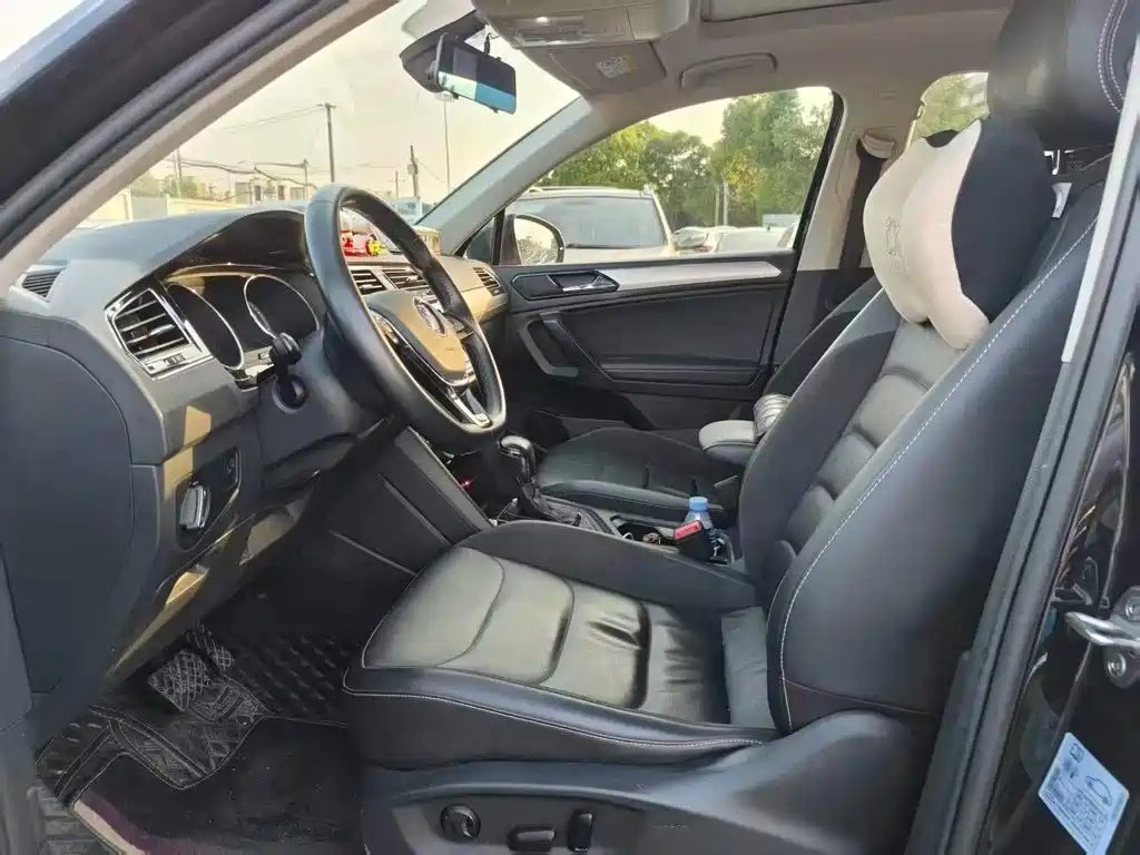 Photo 4 - Volkswagen Tiguan L