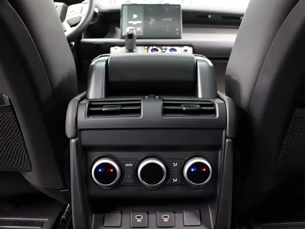 Land Rover Defender 2024 110 3.0T P400 XS фото 22