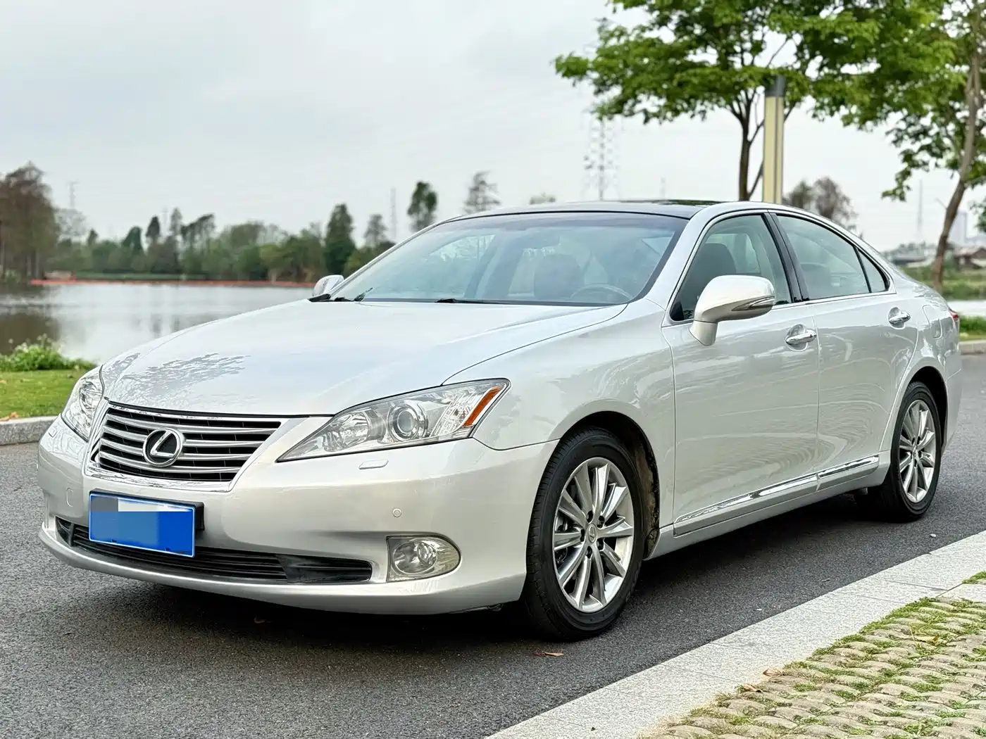 Фото 1 - Lexus ES