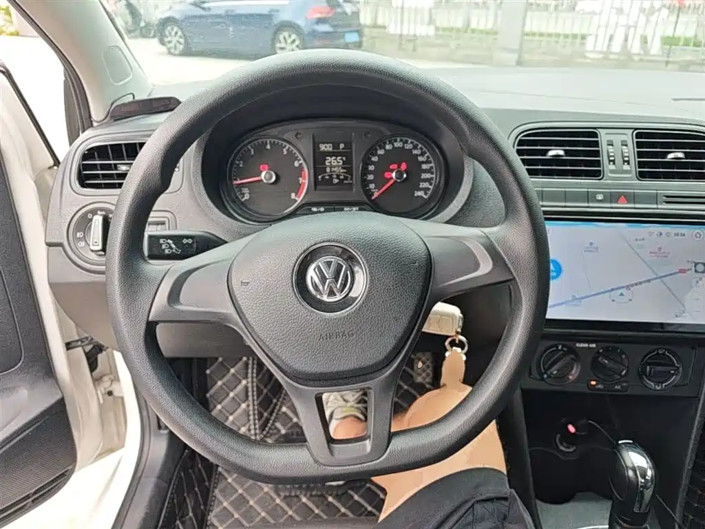 Volkswagen Polo 2016 1.4L Automatic Trend фото 7