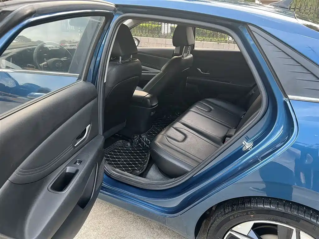 Hyundai Elantra 2021 1.5L CVT LUX Premium Edition фото 5