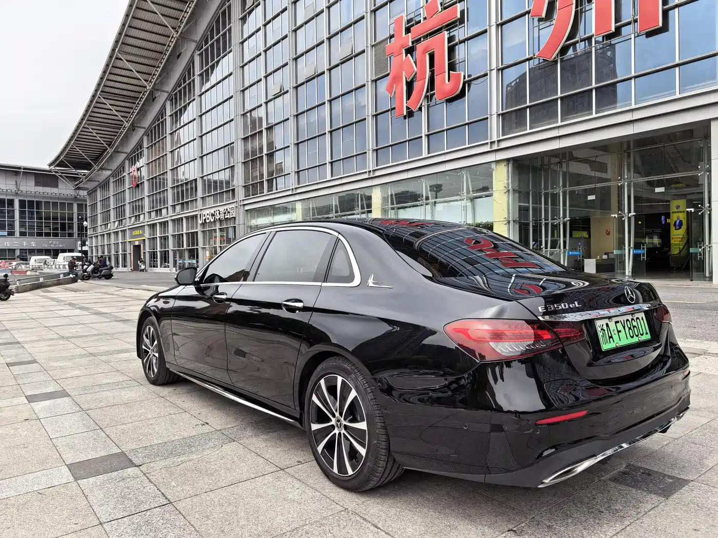 Mercedes-Benz E-Class New Energy 2022 Facelift II E 350 e L Plug-in Hybrid Sedan фото 12