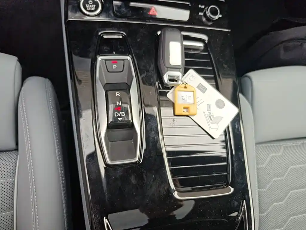 Фото 14 - Audi Q6L e-tron