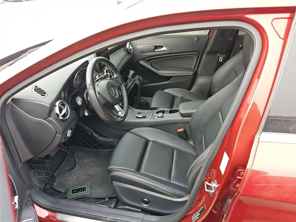 Mercedes-Benz GLA 2018 GLA 200 Dynamic фото 12
