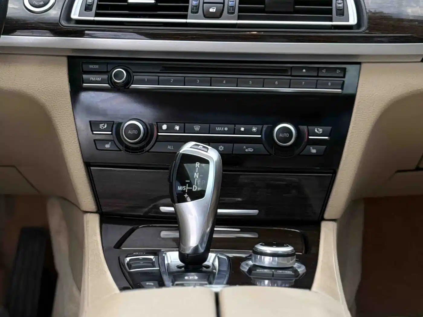BMW 7 Series 2009 Model 740Li Leading Edition фото 23