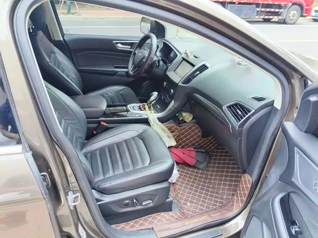Photo 12 - Ford Edge