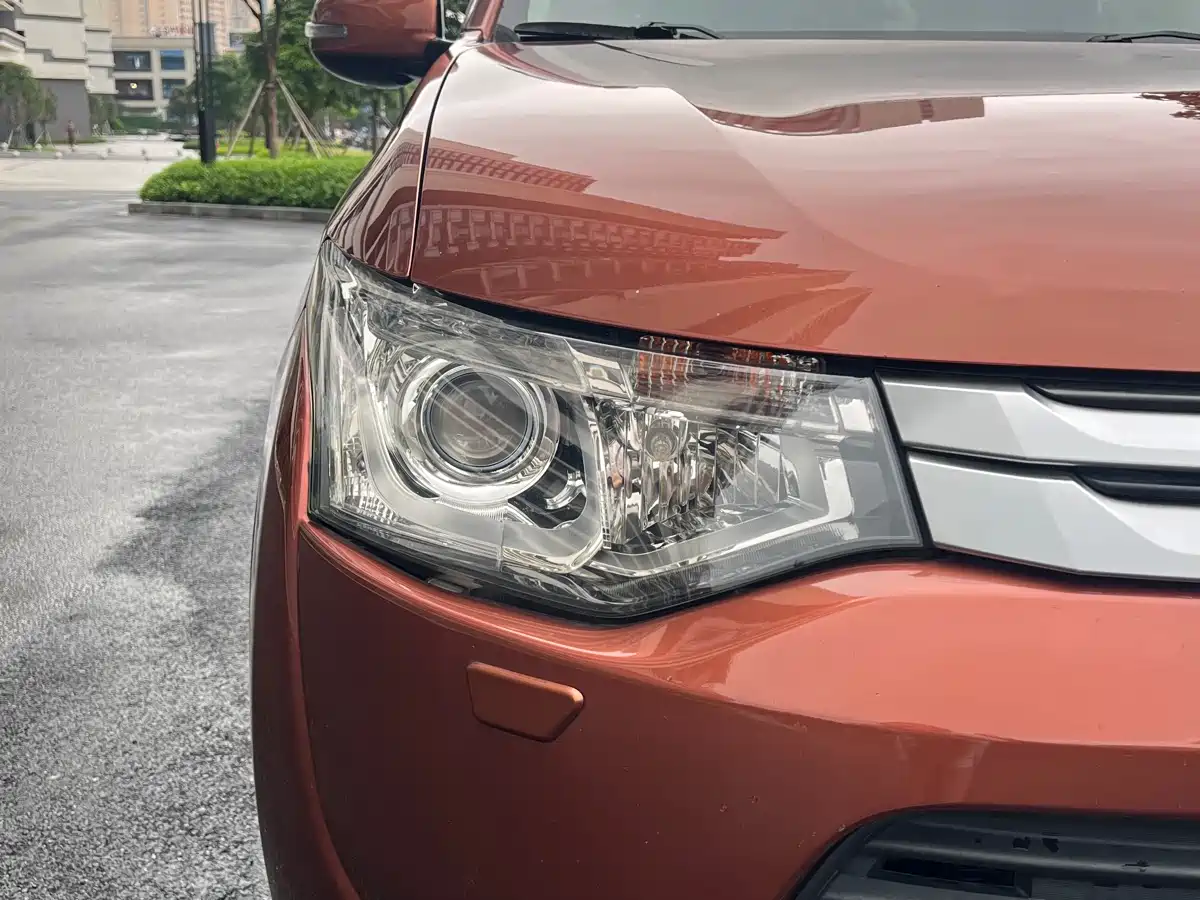 Mitsubishi Outlander (Import) 2014 2.4L 4WD Luxury Value Edition 5-seater фото 8