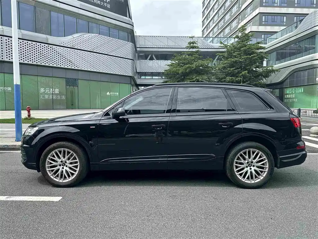 Фото 10 - Audi Q7