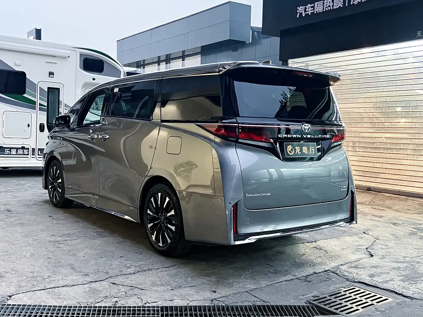 Toyota Vellfire 2024 Crown Hybrid 2.5L Executive Premium Edition фото 3