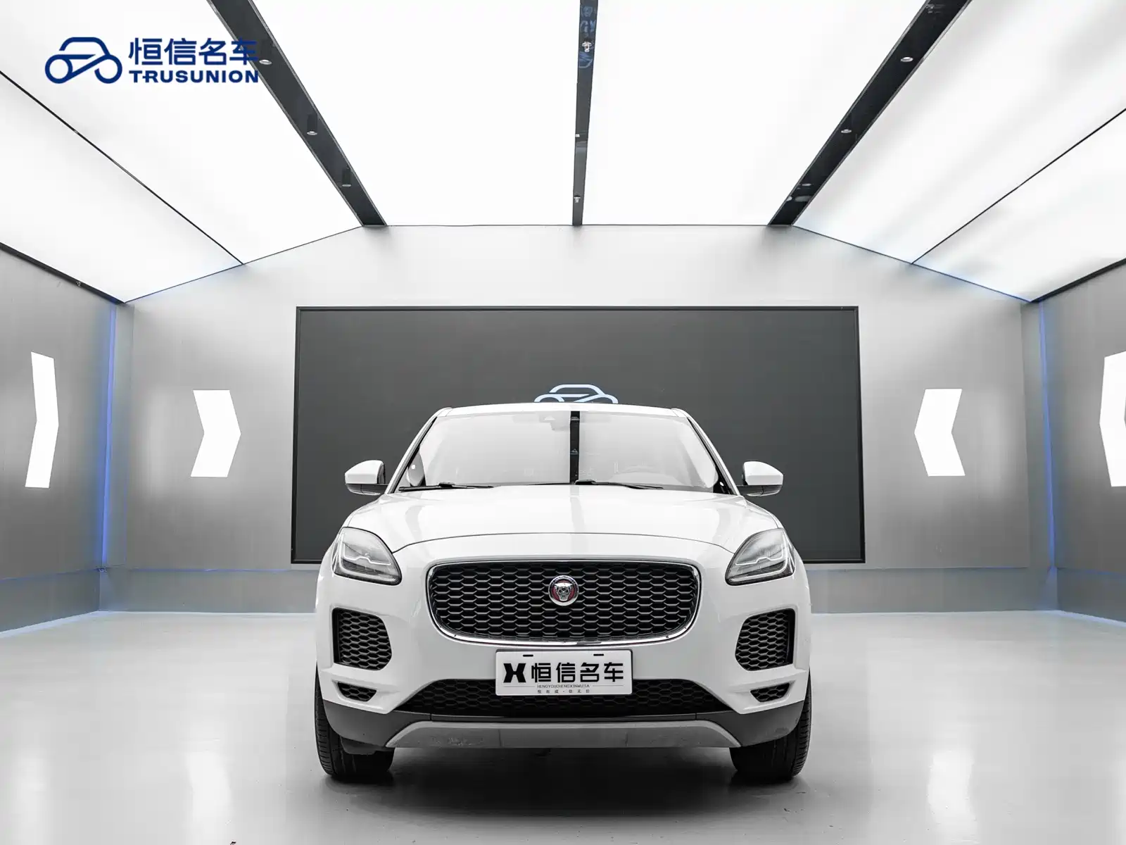 Фото 2 - Jaguar E-PACE