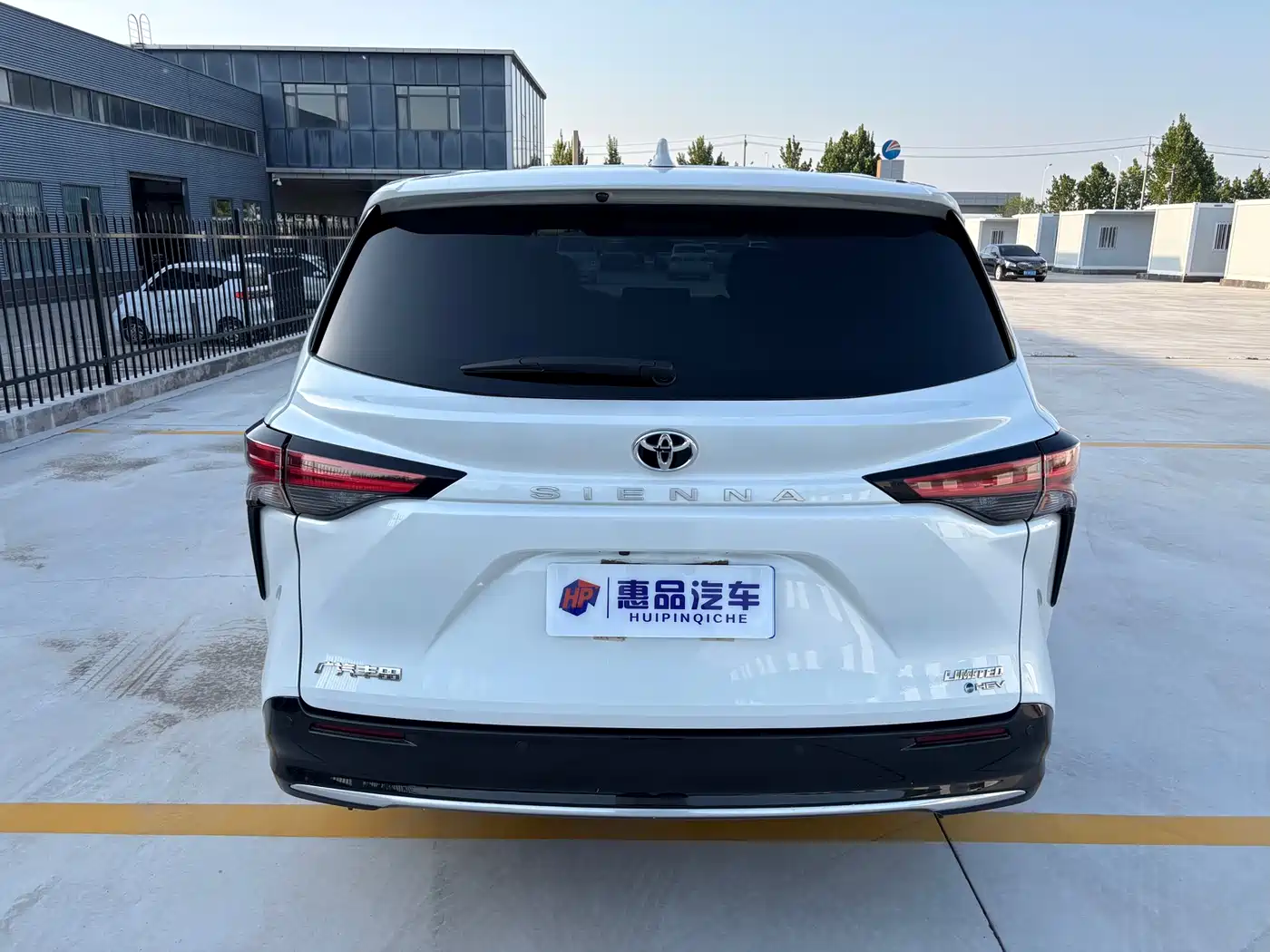 Toyota Sienna 2024 2.5L Hybrid Premium Edition фото 4