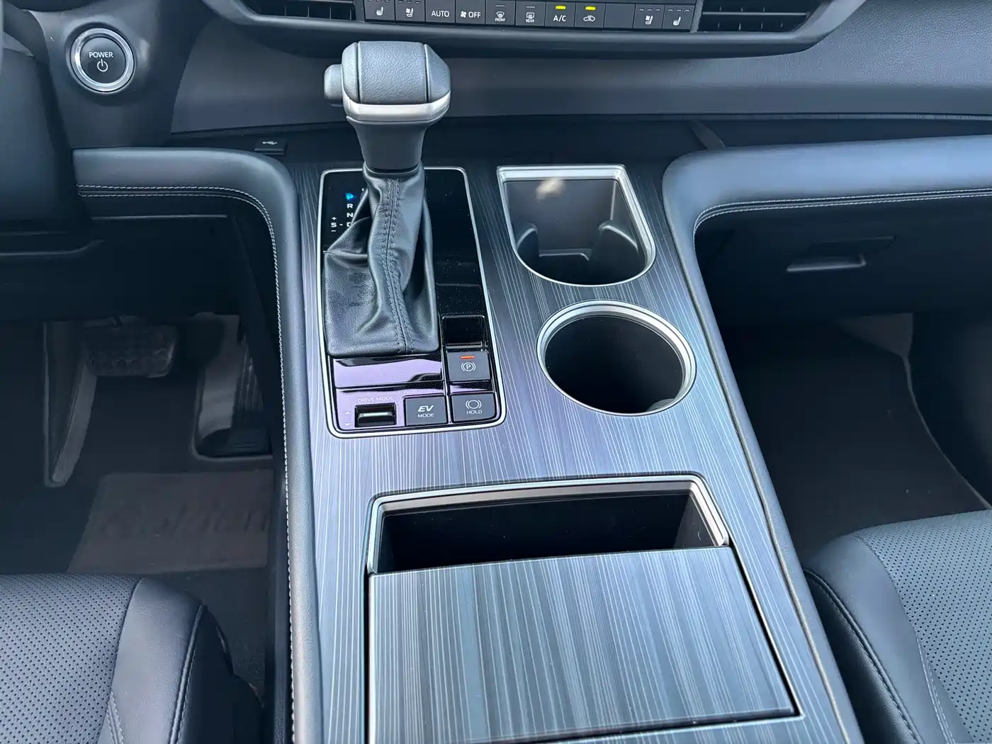 Toyota Sienna 2024 2.5L Hybrid Premium Edition фото 13