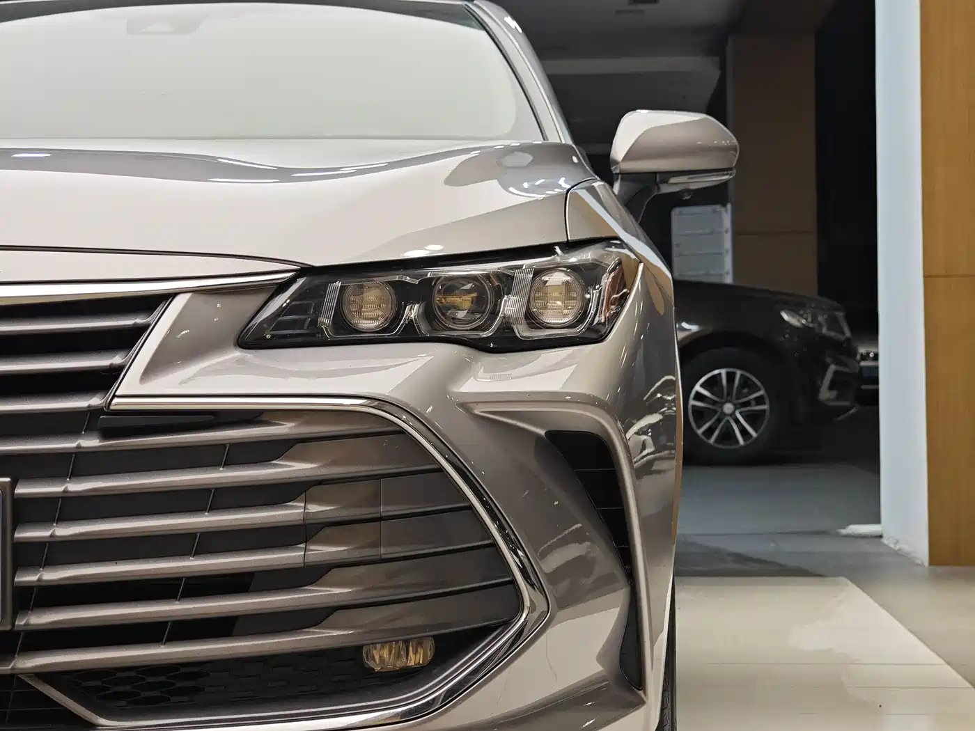 Toyota Avalon 2019 Hybrid 2.5L Luxury Edition China V фото 2