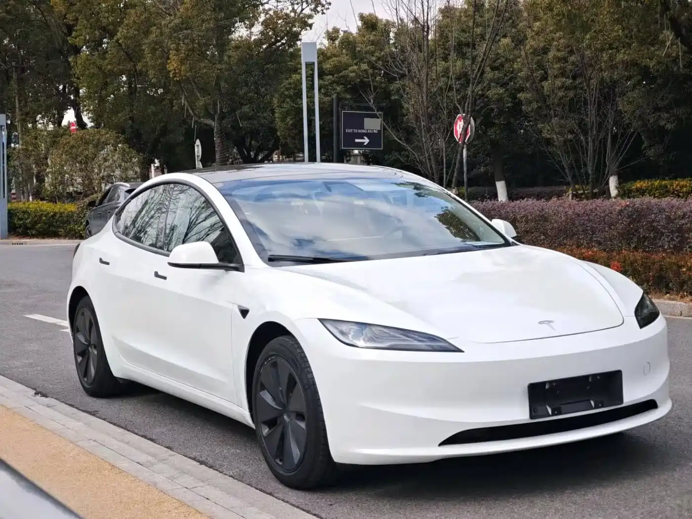 TESLA MODEL 3