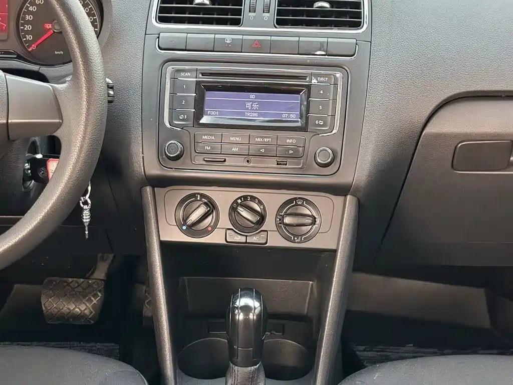Volkswagen Polo 2013 1.6L Automatic Comfort Edition фото 18