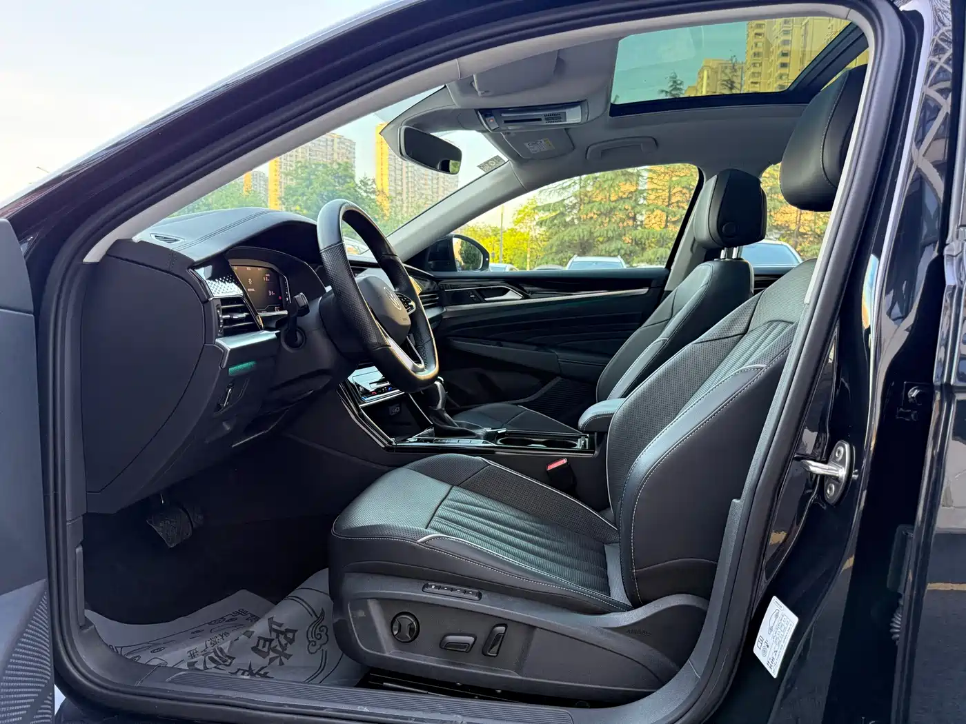 Volkswagen Passat 2022 330TSI Starlight Luxury Edition фото 4
