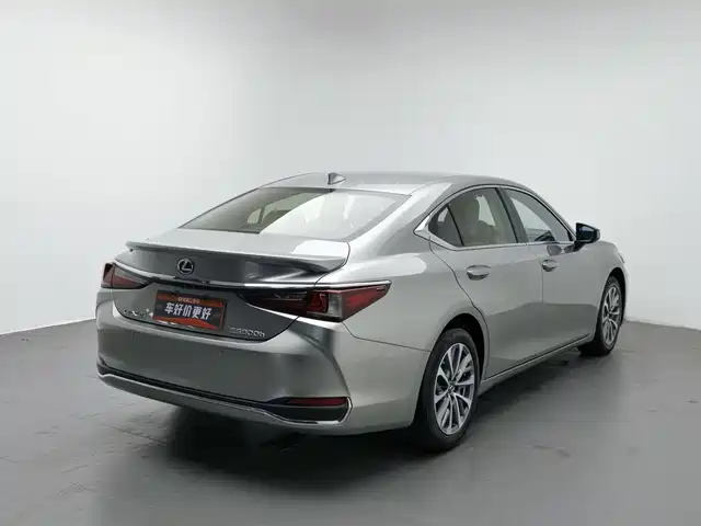 Lexus ES 2022 300h Excellence Edition — фото 2