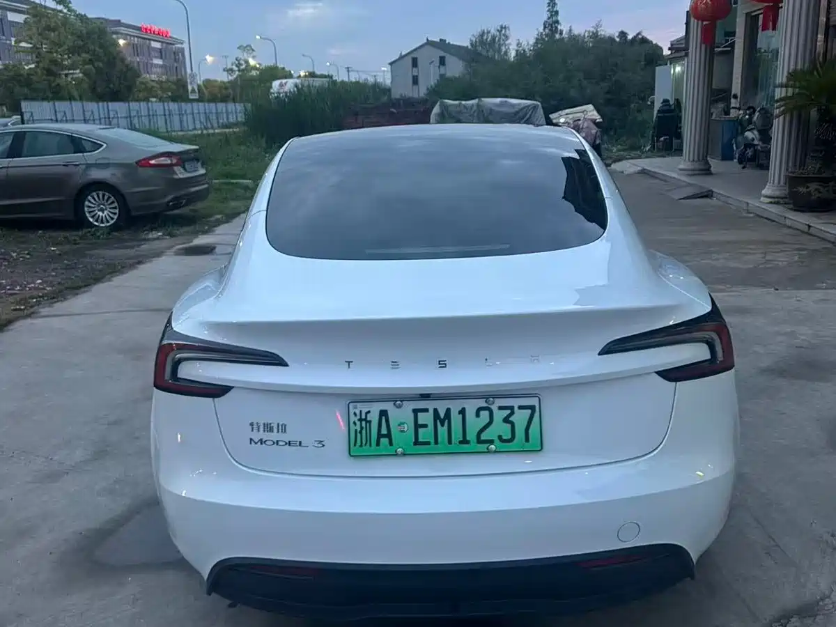 TESLA MODEL 3
