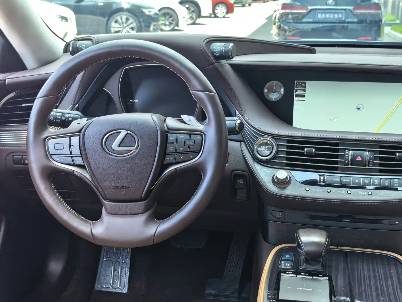 Фото 10 - Lexus LS
