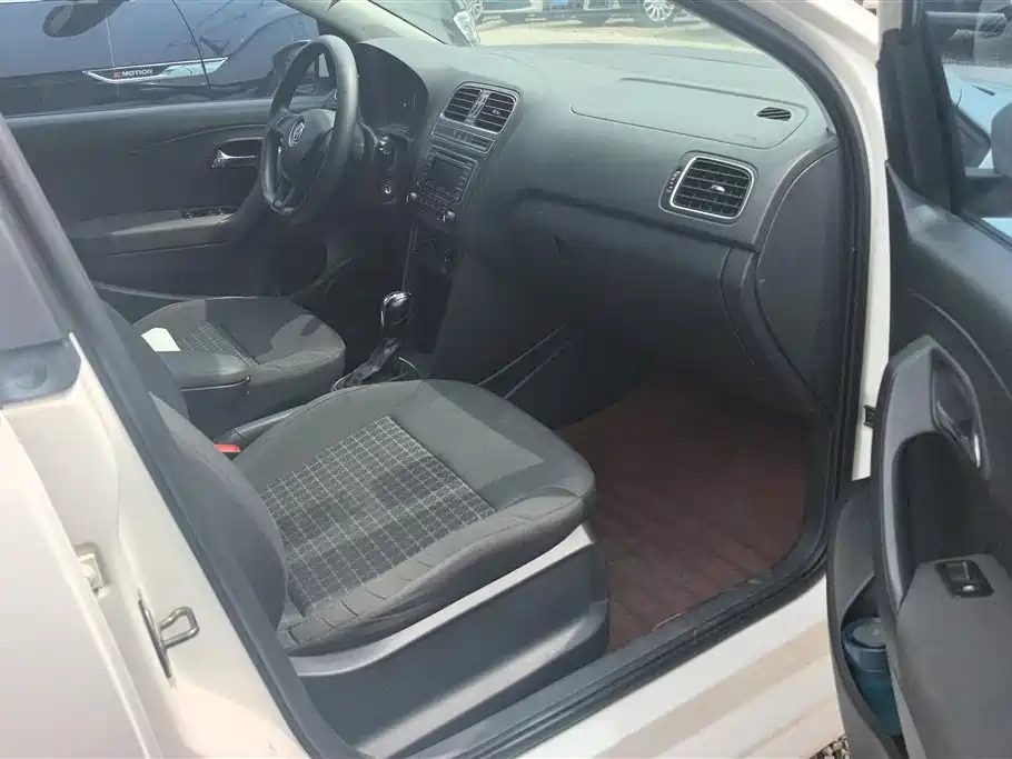 Volkswagen Polo 2014 1.6L Automatic 30th Anniversary Edition фото 8