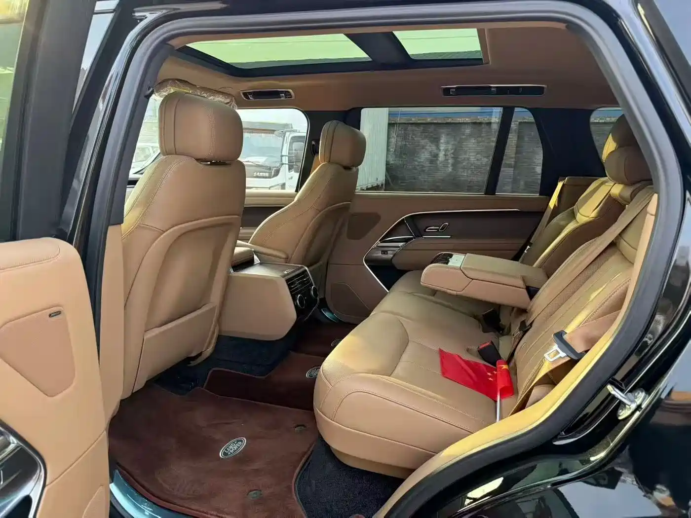 Land Rover Range Rover 2026 Model 3.0 L6 400PS SE Long Wheelbase Version фото 6