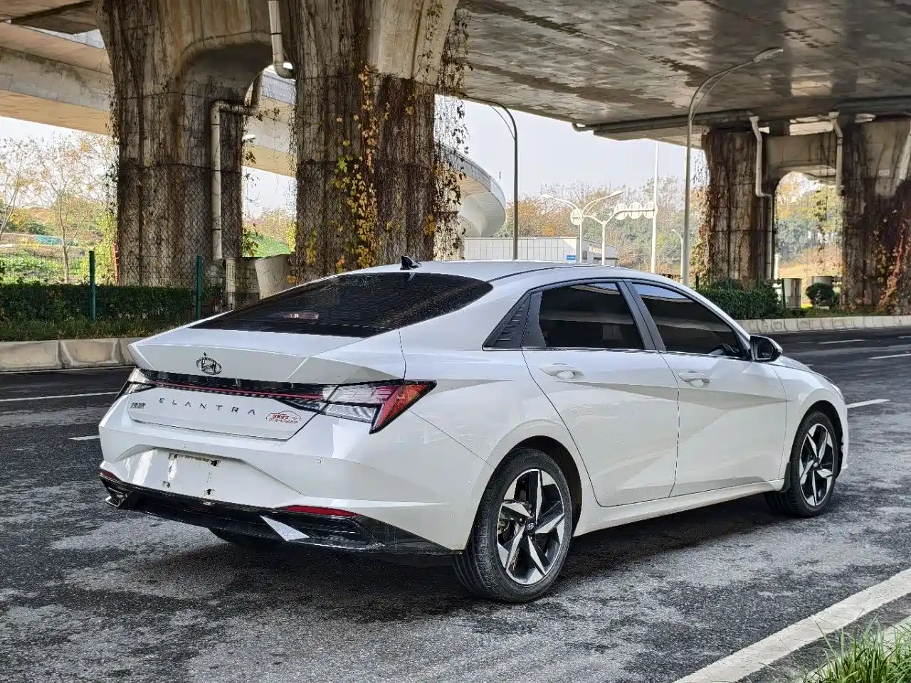 Hyundai Elantra 2022 1.5L CVT LUX Premium Edition фото 6