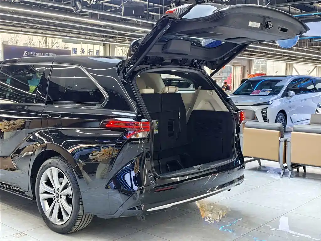 Toyota Sienna 2024 2.5L Hybrid Premium Edition фото 35
