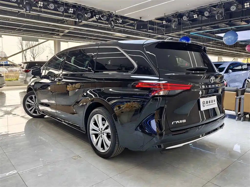 Toyota Sienna 2024 2.5L Hybrid Premium Edition фото 30