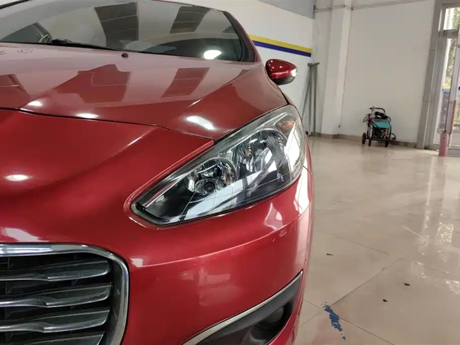 Peugeot 308 2014 Model Joy Edition Classic 1.6L Automatic Superior Style фото 5