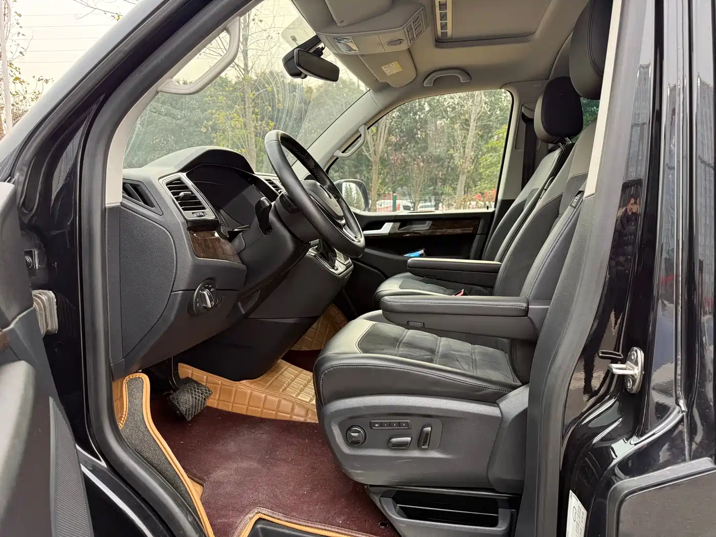 Volkswagen Multivan 2018 2.0TSI 4WD Premium Edition 7-Seater фото 7