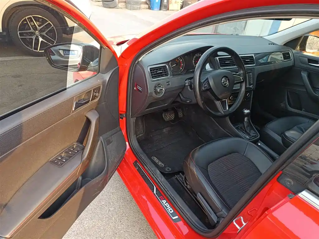 Škoda Skoda Rapid Spaceback 2016 1.6L Automatic Smart Edition фото 12