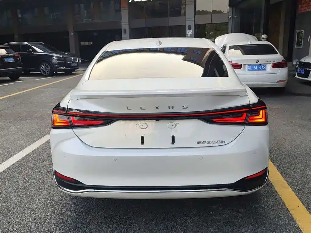 Lexus ES 2025 2025 300h Ultimate Edition