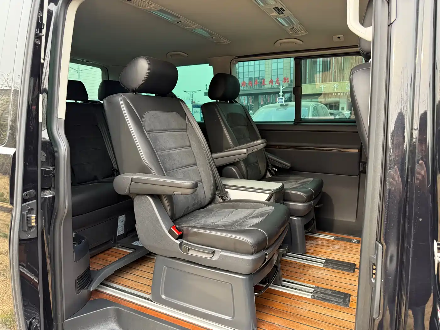 Volkswagen Multivan 2018 2.0TSI 4WD Premium Edition 7-Seater фото 12