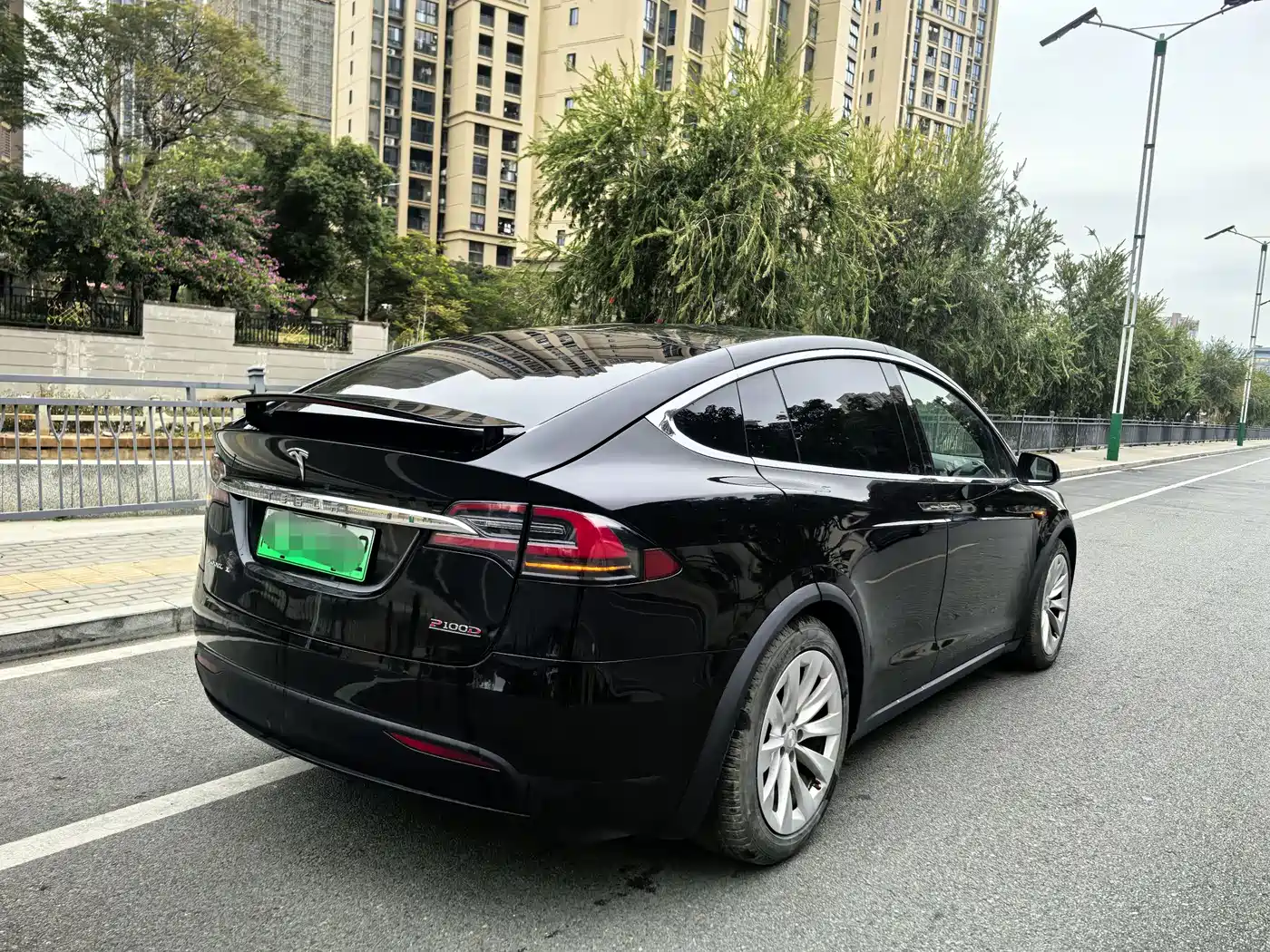 TESLA MODEL X